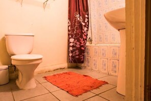 Tina con regadera, amenidades de baño gratuitas, secadora de cabello 