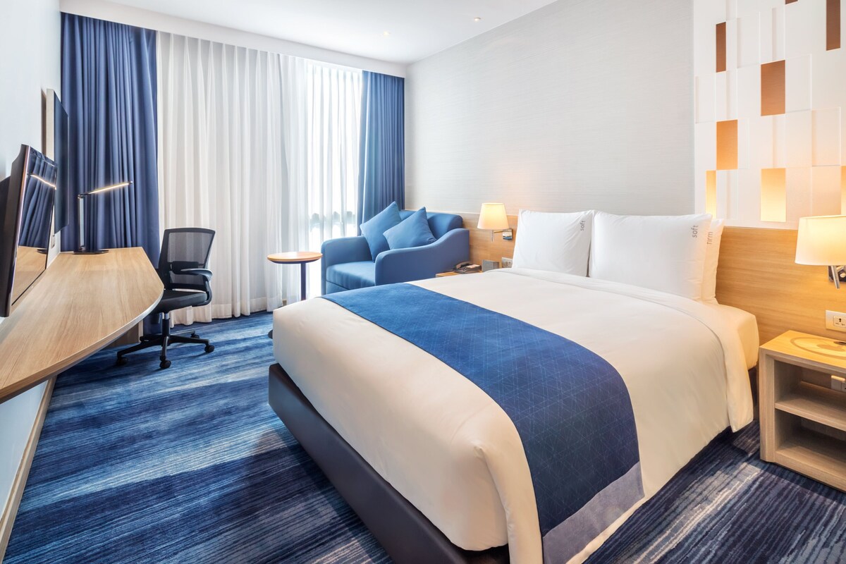 In-room safe, desk, soundproofing, free rollaway beds