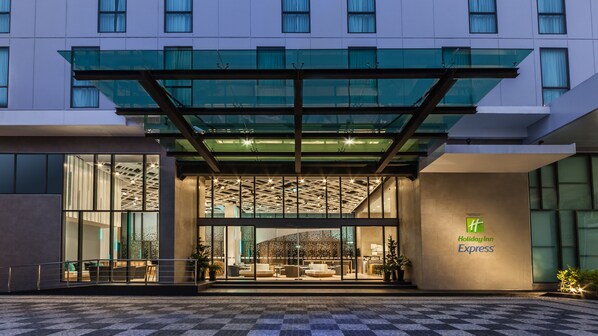 Property entrance - Holiday Inn Express Bangkok Soi Soonvijai by IHG (Bangkok)