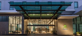 Holiday Inn Express Bangkok Soi Soonvijai by IHG