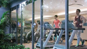 A gym with treadmills, stationary bikes, and exercise balls. - Holiday Inn Express Bangkok Soi Soonvijai by IHG (Bangkok)