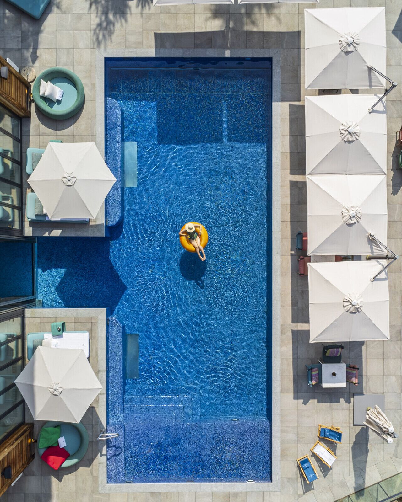 Piscine couverte, piscine extérieure, parasols de plage, chaises longues