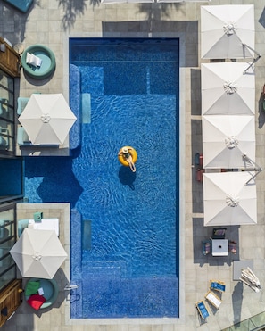 Indoor pool, outdoor pool, pool umbrellas, pool loungers - Four Seasons Resort Megeve (Megeve)