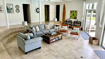 Luxury-Villa, 3 Schlafzimmer, eigener Pool, Meerblick | Wohnbereich | 65-Zoll-Smart-TV mit Kabelempfang, Fernseher, DVD-Player