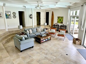 Luxury-Villa, 3 Schlafzimmer, eigener Pool, Meerblick | Wohnbereich | 65-Zoll-Smart-TV mit Kabelempfang, Fernseher, DVD-Player