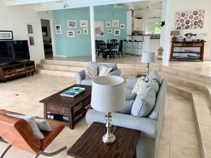 Luxury-Villa, 3 Schlafzimmer, eigener Pool, Meerblick | Wohnbereich | 65-Zoll-Smart-TV mit Kabelempfang, Fernseher, DVD-Player