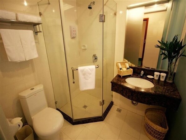 Shower, free toiletries, towels - GreenTree Inn Yangzhou Jiangdu West Changjiang Road Liberty Park Business Hotel (Yangzhou)