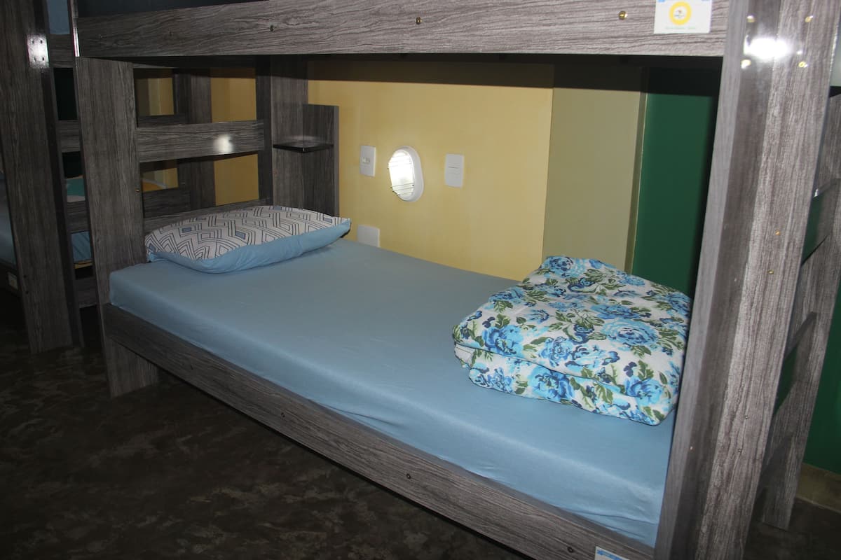 Felles sovesal, kun for menn, privat bad (8 beds) | Safe på rommet og wi-fi (inkludert)