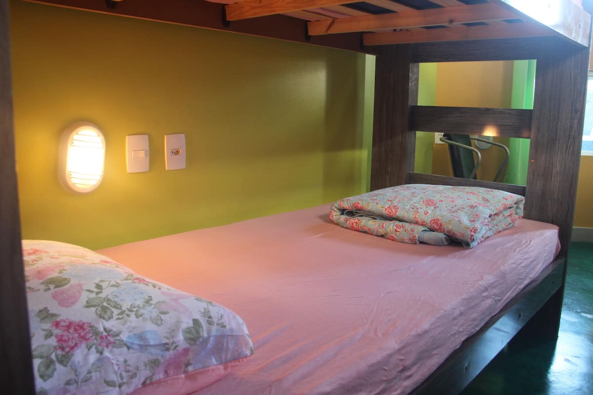 Dormitório compartilhado, somente para mulheres, banheiro privativo (8 beds) | Cofres nos quartos, Wi-Fi de cortesia