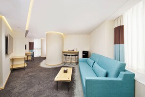 Suite Junior | Minibar, brankas, meja kerja, dan ruang kerja ramah laptop
