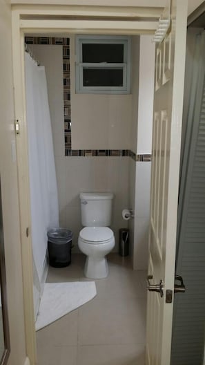 Room, 1 Queen Bed | Bathroom