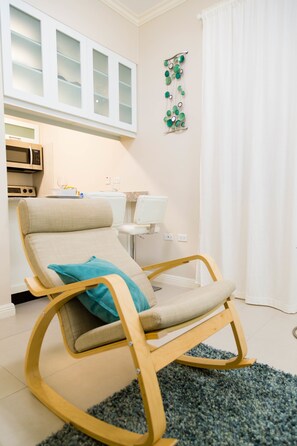 Leilighet – superior, 1 soverom, eget bad | Oppholdsområde | En 50-tommers Flatskjerm-TV med kabel-kanaler samt TV og DVD-spiller