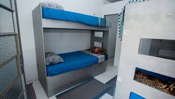 Cama em quarto compartilhado masculino (8 Camas) | Free WiFi