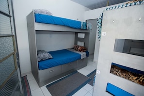 Cama em quarto compartilhado masculino (8 Camas) | Free WiFi