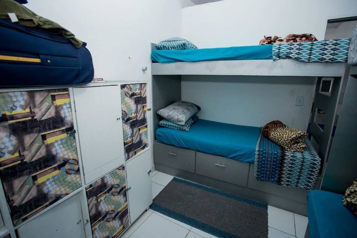 Cama em quarto compartilhado masculino (8 Camas)