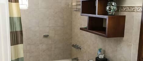 Bañera con ducha, artículos de tocador gratuitos, secador de pelo