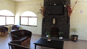 Lobby sitting area - Hotel Posada San Jorge (Ezequiel Montes)