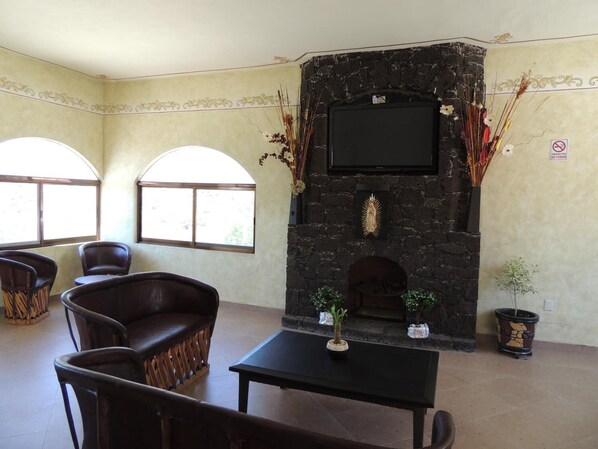 Lobby sitting area - Hotel Posada San Jorge (Ezequiel Montes)
