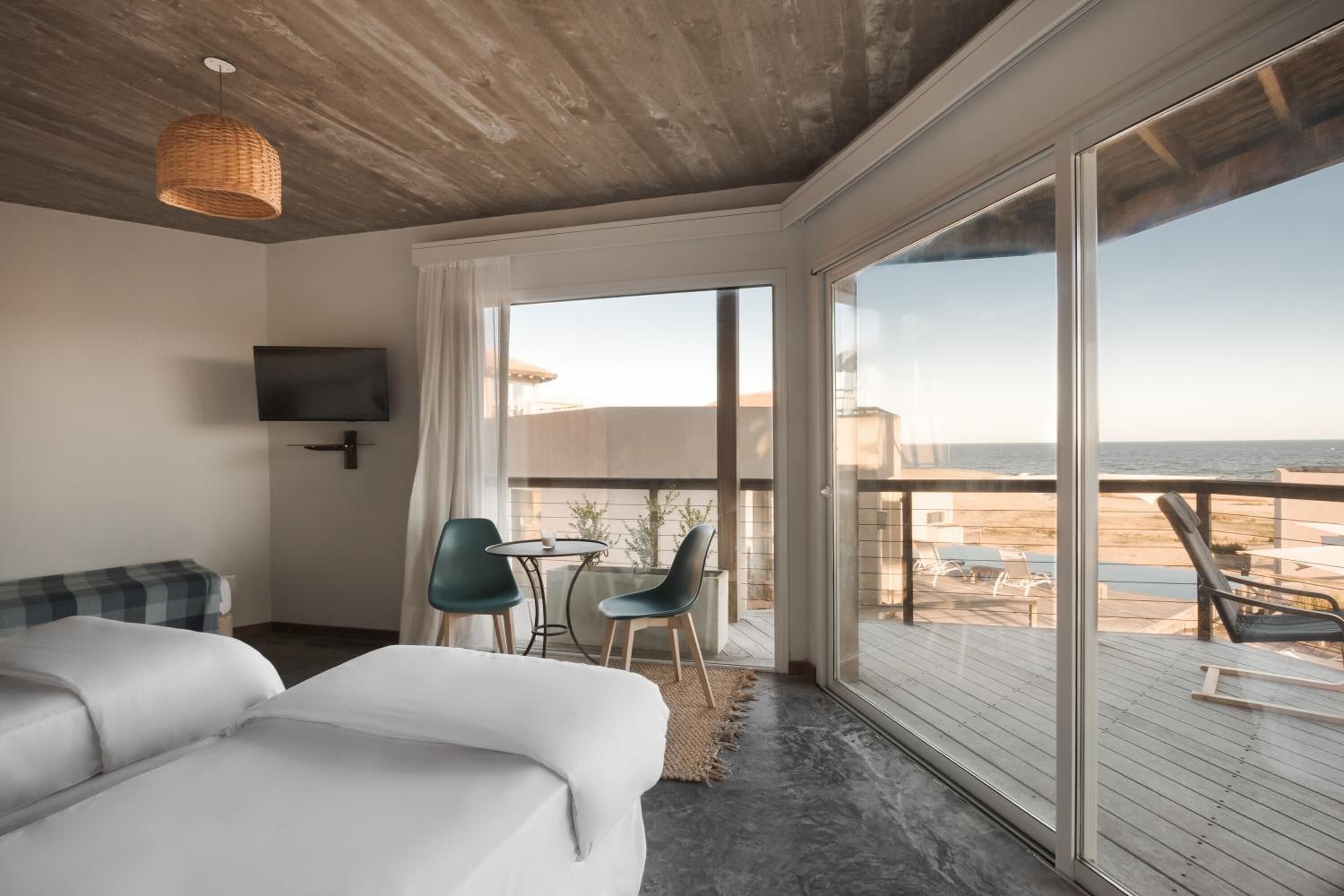 Premium bedding, in-room safe, blackout curtains, soundproofing