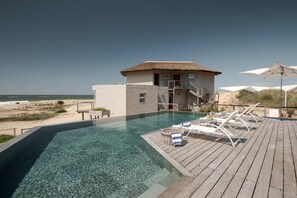 Outdoor pool, pool umbrellas, sun loungers - MarAdentro Aparts & Suites (Punta del Diablo)