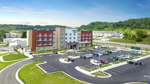 Un hôtel à plusieurs étages doté d’un parking et d’un espace paysager.
