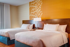 Premium bedding, pillow-top beds, in-room safe, desk - Fairfield Inn & Suites by Marriott Decorah (Decorah)