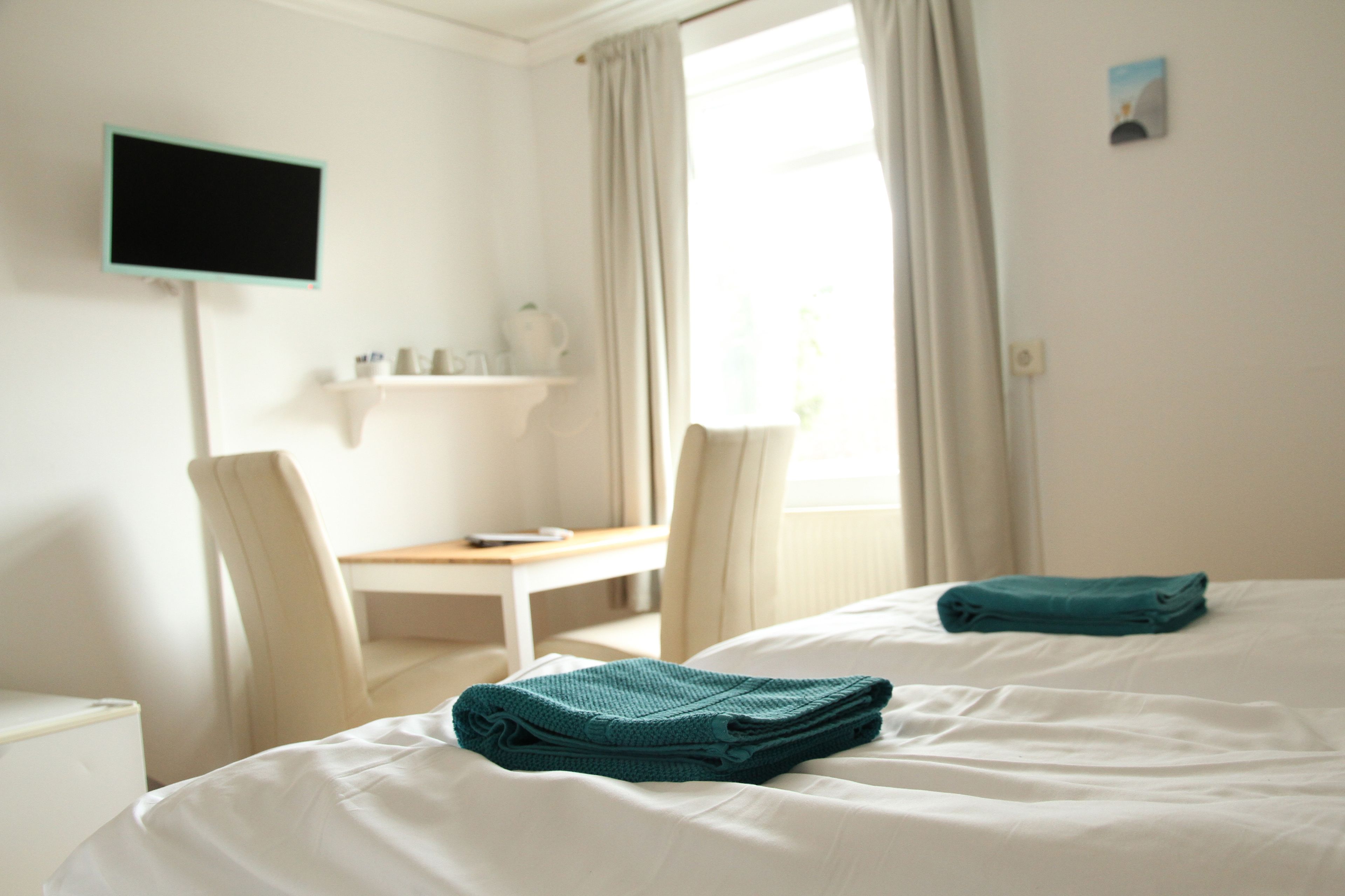 Chambre avec lits jumeaux, salle de bains commune