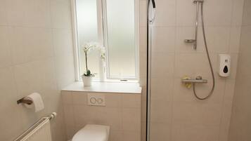 Triple Room, Shared Bathroom | Bathroom | Shower, towels