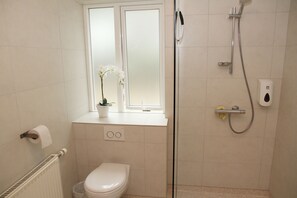 Driepersoonskamer, gedeelde badkamer | Badkamer | Een douche, handdoeken