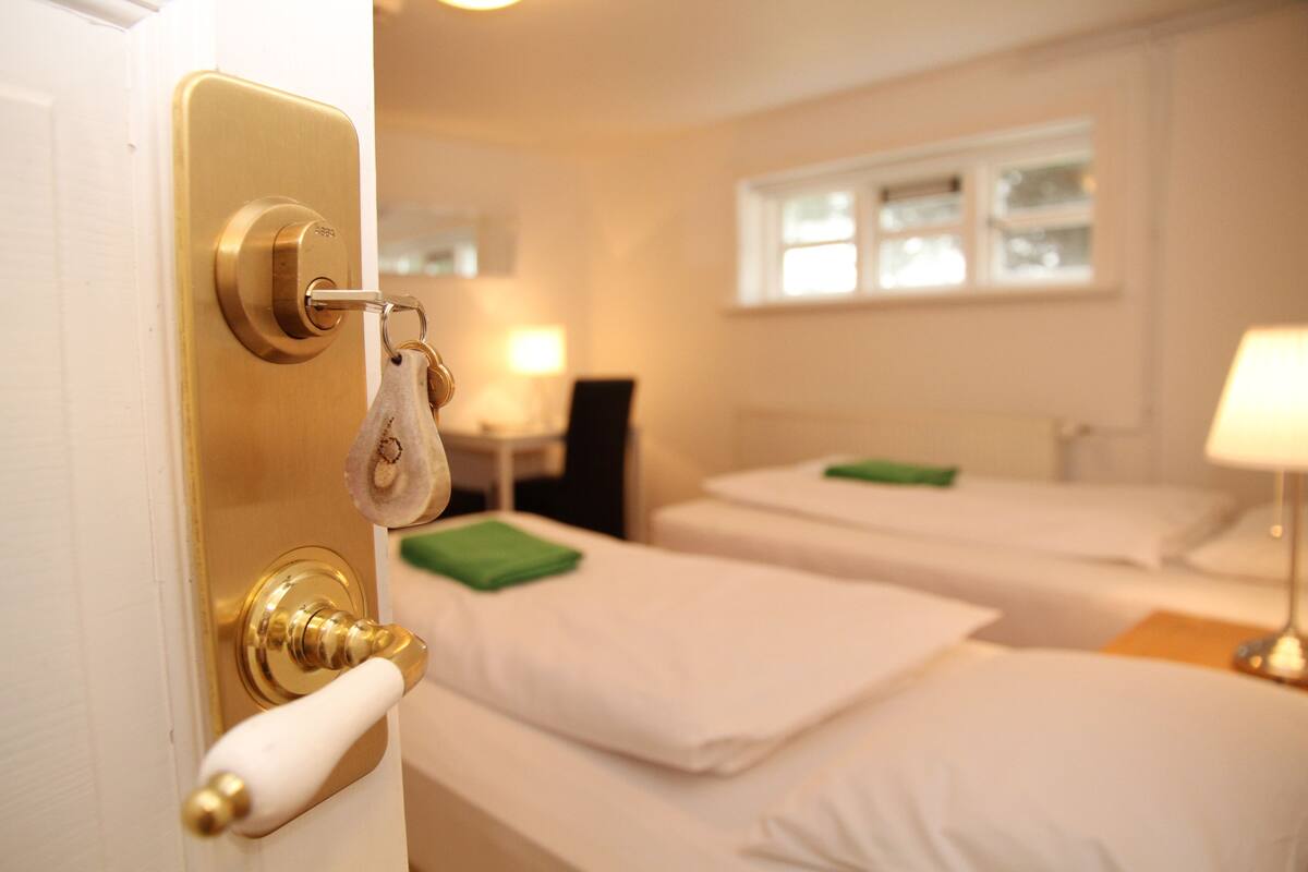 Basement Room with WC (No Shower) | Wi-fi (inkludert) og sengetøy