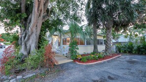 Exterior - ❤️Private Cottage❤️Tropical Oasis In Downtown West Palm Beach ❤️ (West Palm Beach)