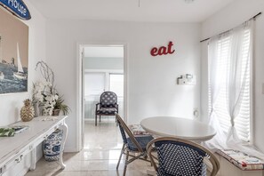 Dining - ❤️Private Cottage❤️Tropical Oasis In Downtown West Palm Beach ❤️ (West Palm Beach)