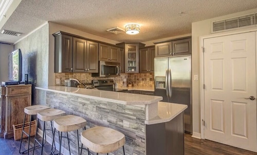 2201 SeaCrest. Renovated 1BR + Bunk Alcove — 2 Full Baths, Sleeps 6