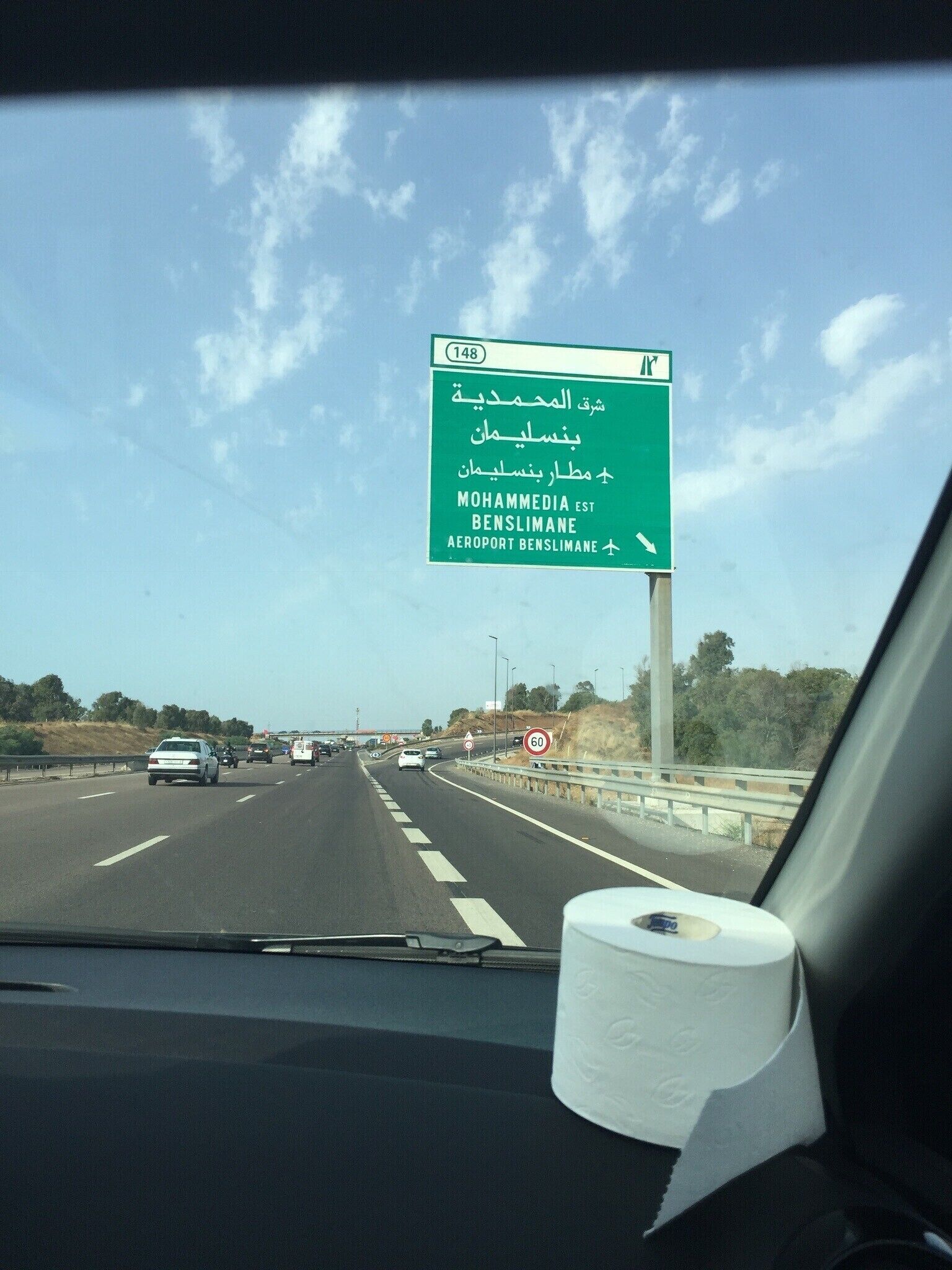 Un cartel de carretera con información de destino en árabe.