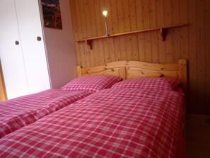 2 bedrooms, iron/ironing board, bed sheets