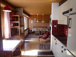 Fridge, oven, stovetop, coffee/tea maker