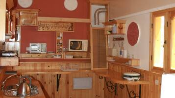 Réfrigérateur, plaque de cuisson, cafetière/bouilloire