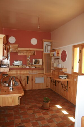 Fridge, stovetop, coffee/tea maker, electric kettle