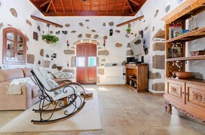 Smart TV, chimenea, videojuegos y reproductor de DVD