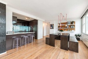 Lägenhet - 3 sovrum | Eget kök | Stort kylskåp, ugn, spishäll och diskmaskin