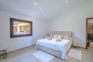 5 bedrooms, iron/ironing board, free WiFi, bed sheets