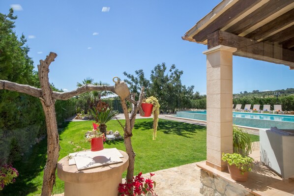 Una piscina al aire libre