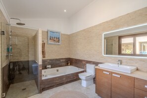 Bañera con ducha, secador de pelo, toallas, jabón
