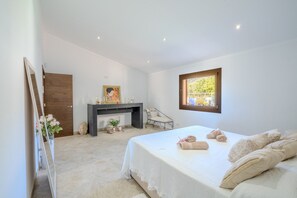 5 habitaciones, tabla de planchar con plancha y cuna de viaje