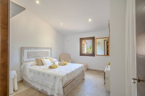 5 bedrooms, iron/ironing board, free WiFi, bed sheets