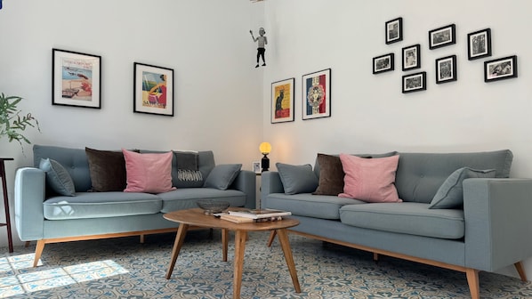 Smart TV, books, stereo - Spacious, luminous traditional apartment with 3 balconies, in protected building (Málaga)