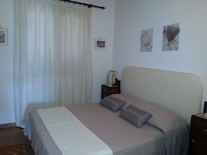 2 quartos, ferros/tábuas de passar roupa, roupa de cama
