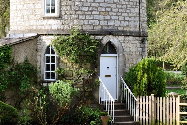 Chalford Round House at the bottom of the valley on Stroud canal walk