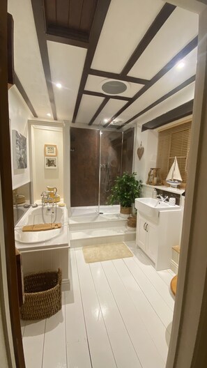 Badewanne, Haartrockner, Handtücher, Toilettenpapier