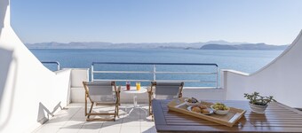 Holiday beach Studio, Unique sea view balcony, near Nafplio, Mycenae, Epidaurus